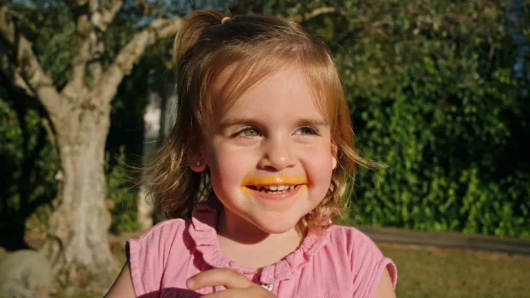 Niña disfrutando salmorejo García Millán